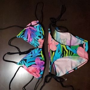 New VENUS FLORAL Bikini  top size C bottoms size 2 or size 4